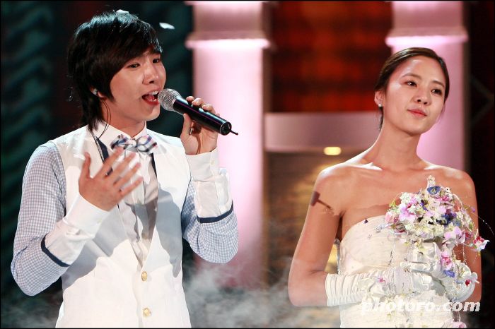 Hwang Jung Eum appears again for his stage, her second time, looking ever so 